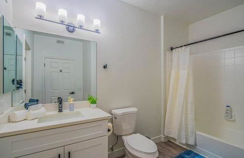 Amiable 2BD King Bed with Pool, Hot Tub, Gym, Parking - Foto 35