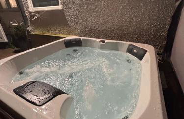 Prestatyn 2-bed Bungalow, Sleeps 5 With Hot Tub - Foto 23
