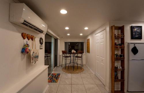 Spacious furnished in-law apartment with private deck and patio close to Light Rail - Foto 8