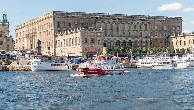 Navegando junto al Palacio Real de Estocolmo