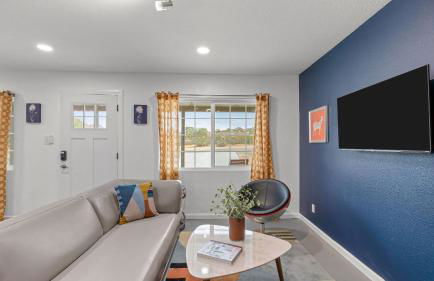 Fable by Avantstay 2 Unique Spaces, w/ Bowling, Hot Tub, Fire Pit, Large Yard - Foto 16