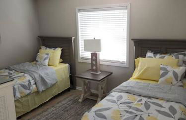 Quiet 2 bedroom condo on Gulf with pool and pond - Photo 25