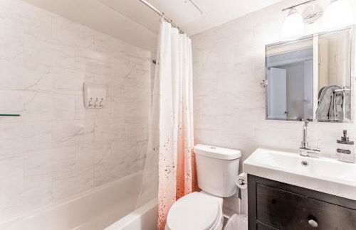 Chic 2BR Near Triangle With King Beds Fast Wifi - Photo 10