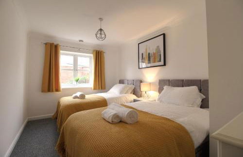 4 Dbl Beds, Modern Apartment, Free Parking and Home-from-home - Foto 2