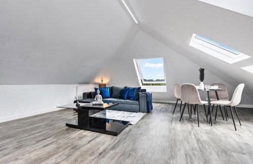 Stunning Penthouse-Style 2-Bed Uxbridge - Photo 22