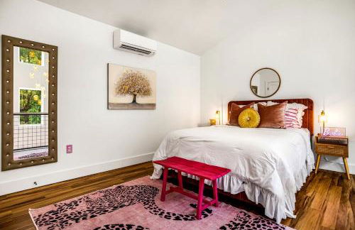 Unique Barbie-Themed Pink Cabin in Black Mountain, North Carolina - Foto 12