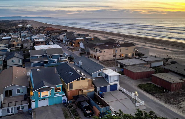 Steps to Beach w/ Patio+deck Foosball Happy Bottom Beach House by Avantstay - Foto 7