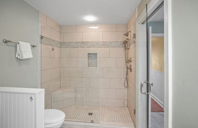 Stunning Marsh & Water Views in This Completely Renovated Three Bedroom Home - Foto 20