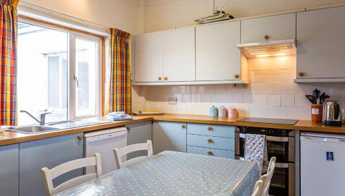 Beach Front Flat, Brodick - Photo 5, stove, dishwasher