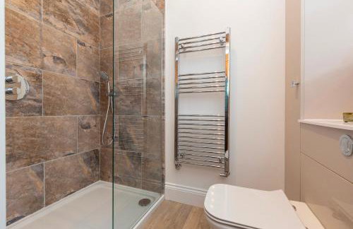 Luxury Barn - Hot Tub, Views, Stunning Location! - Pass the Keys - Photo 15