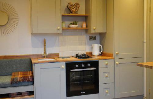 The Dragonfly - Luxury Lakeside Shepherds Hut - Foto 16