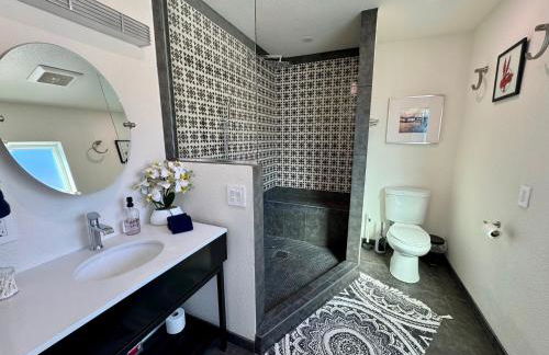 Epic Views, Huge House, Acres of J-Trees to explore, Hot Tub, Pool, AC, and Mini-Golf - Foto 34