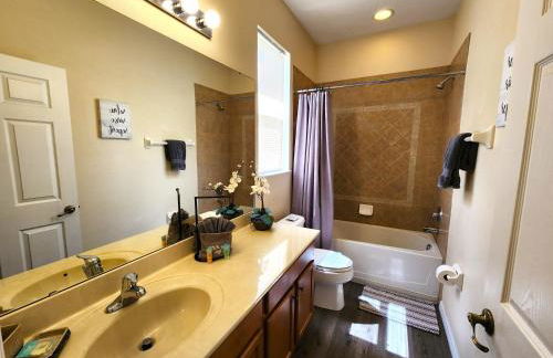 652- Spacious 5-Bedroom Villa with Pool, Spa & Scenic Lake Views - Foto 22