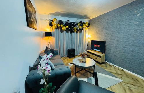 Luxury 2-Bed Apartment,Office with Built-In TV King Bed, Private Entrance and free Parking - Foto 54