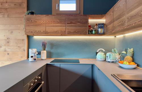 Luxury 9-Bed Apartment Steps from Ski Slopes with Parking & Ski Box - Photo 12