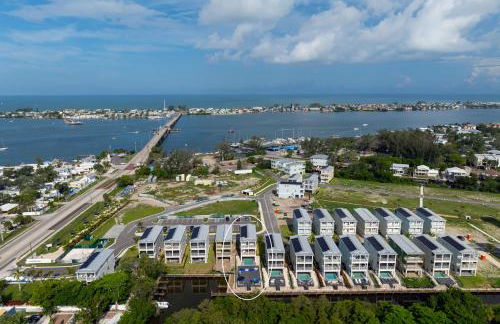 CASA NICA! Luxury Private Pool Home with dock on a saltwater canal! - Foto 50