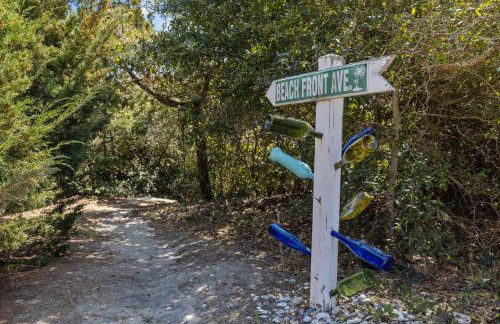 Colorful Emerald Isle Home Just Steps to Beach! - Foto 23