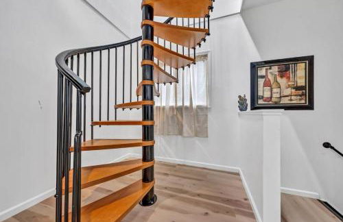 Stylish And Roomy Full House Dtwn - Photo 54