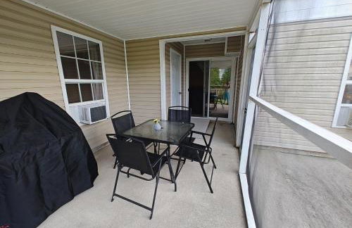 Workers Love It Here! 3 Bedroom House with screened in porch - Foto 3