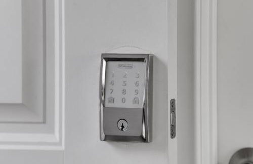 Bright Spacious Modern Getaway - Photo 12