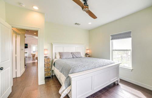 Canal-Front Coastal Getaway in Gilchrist with Deck - Foto 12