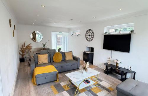 Sittingbourne Lodge, free car park - 4 Cars - Photo 45