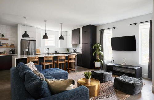 Stylish 3 Bed Retreat, Rooftop, Parking, Sleeps 10, Ensuite Baths, Bunk Room, Gourmet Kitchen, Cozy Living Space, Rooftop Views & Fire Table, Near Downtown, Distilleries & Marathon Village, 24 Hr Hospitality - Foto 9