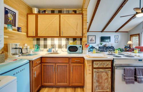 Oak Island Vacation Rental with Decks, Walk to Beach - Foto 14