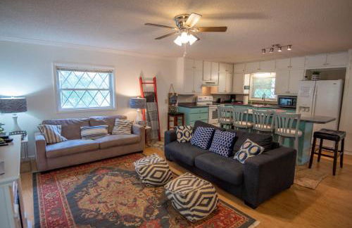 2Bd Riverfront with Expansive Outdoor Space, River Access, Fire Pit - Foto 8