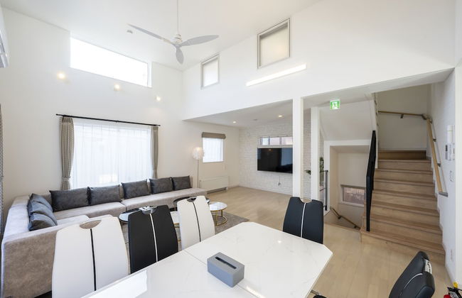 THE LUNA LOUNGE - Photo 67