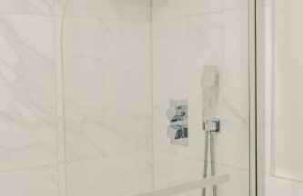 Stylish 2 Bed City Centre Apartment with Parking - Photo 42