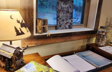 Couples Getaway Cabin with a Loft - Firepit - Creek - Foto 24