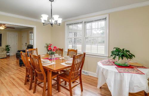 Charming Milton Home with Porch - 5 Mi to VIR! - Foto 2