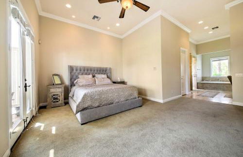 Luxe Wine Country Estate with Orchard-Facing Balcony - Foto 12