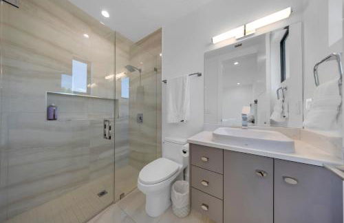 LVS Villa Blanco 5BR Coastal Oasis with Rooftop Sunset Deck Heated Pool Spa & Walk-to-Beach Access - Foto 49