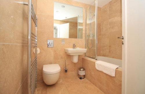 BEACHSIDE SPACIOUS apartment, private garden - Foto 14