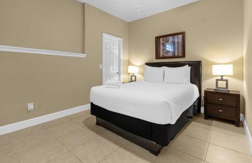 Vibrant 4BR Family Townhome 1 mile from Disney World and Disney Springs - Photo 12