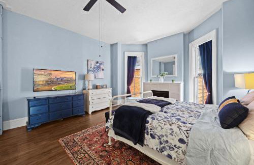 Elegant Manor w Private Yard & Modern Amenities - Foto 60