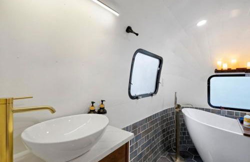 Airstream w Bathtub, River, & Hot Tub - Foto 22