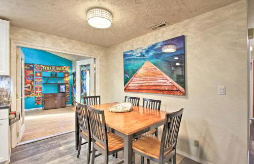 Hot Tub and Theater Room Tropical Springfield Home - Foto 10