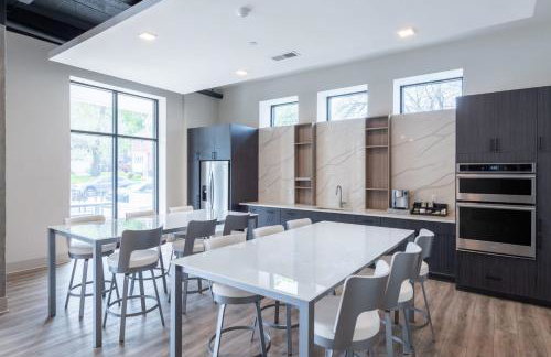 East Side Luxury 1BR Apt - Near Brady St with Balcony and Lounge - Foto 15