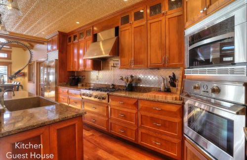 Gingerbread House on Mooselookmeguntic Lake - Foto 27