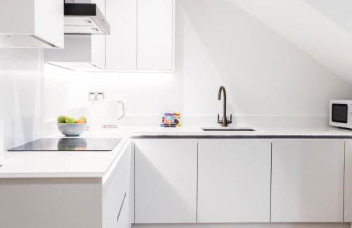 The Kingsmead Loft - Stylish 1BR Top Floor Apt with King or Twin Beds & Free Secure Underground Parking, Central High Wycombe HP13, Sleeps 3 - Foto 41