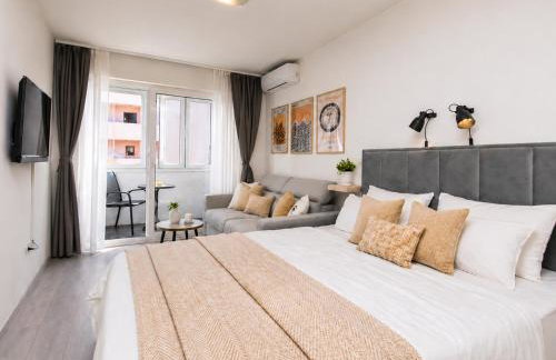 Side by Side Apartments - Photo 3