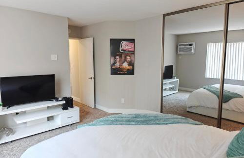 Skyline Escape 1-Bedroom with Balcony and Roof-Top Pool - Foto 5