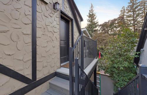 New Tudor Cottage one block from Chico State and downtown with private garage - Foto 15