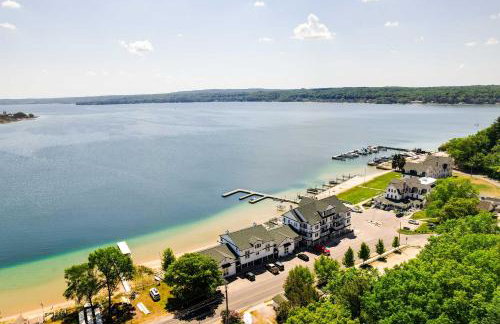 Gorgeous Onekama Condo with Pool and Lake Access! - Foto 32