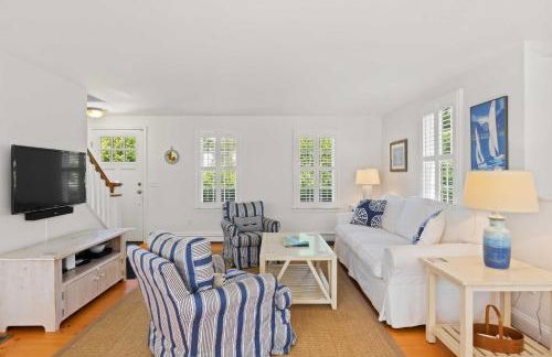 3 Bicycles Provided! Cape Cod Cottage with Deck - Foto 8