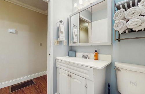 Cozy Lake Duplex Sleeps 5 Games Dog-friendly - Foto 15