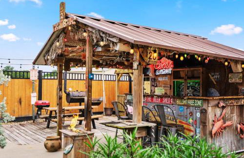 Tropical Escape Pool Jacuzzi Bar in Alvin TX - Photo 42